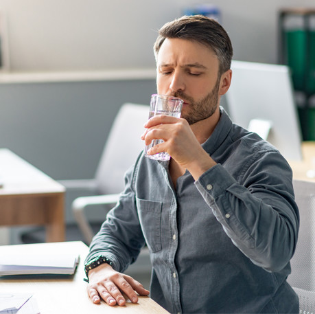 Mężczyzna pijący wodę