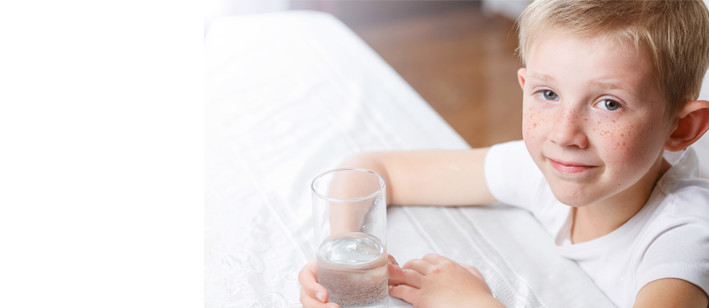 Kobieta pijąca wodę