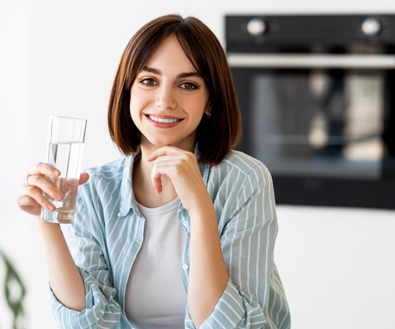 Kobieta pijąca wodę