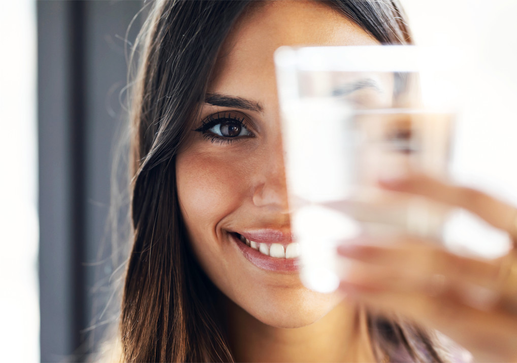 Kobieta pijąca wodę